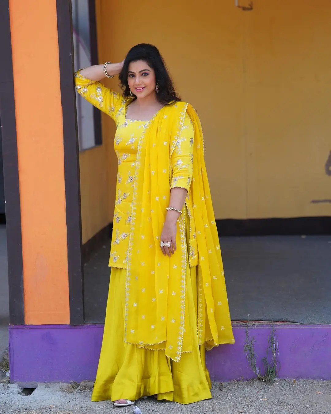 TELUGU TV ACTRESS MEENA STILLS IN YELLOW DRESS 9